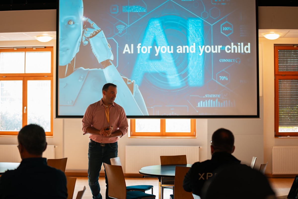 Jeff Utecht presenting about AI to an audience